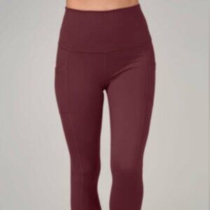 Stunning paire of Yogalious leggings ! NWT retails for 78.00$ !